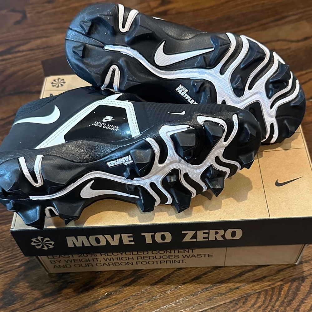 Nike Kids Black and White cleats - Picture 5 of 5